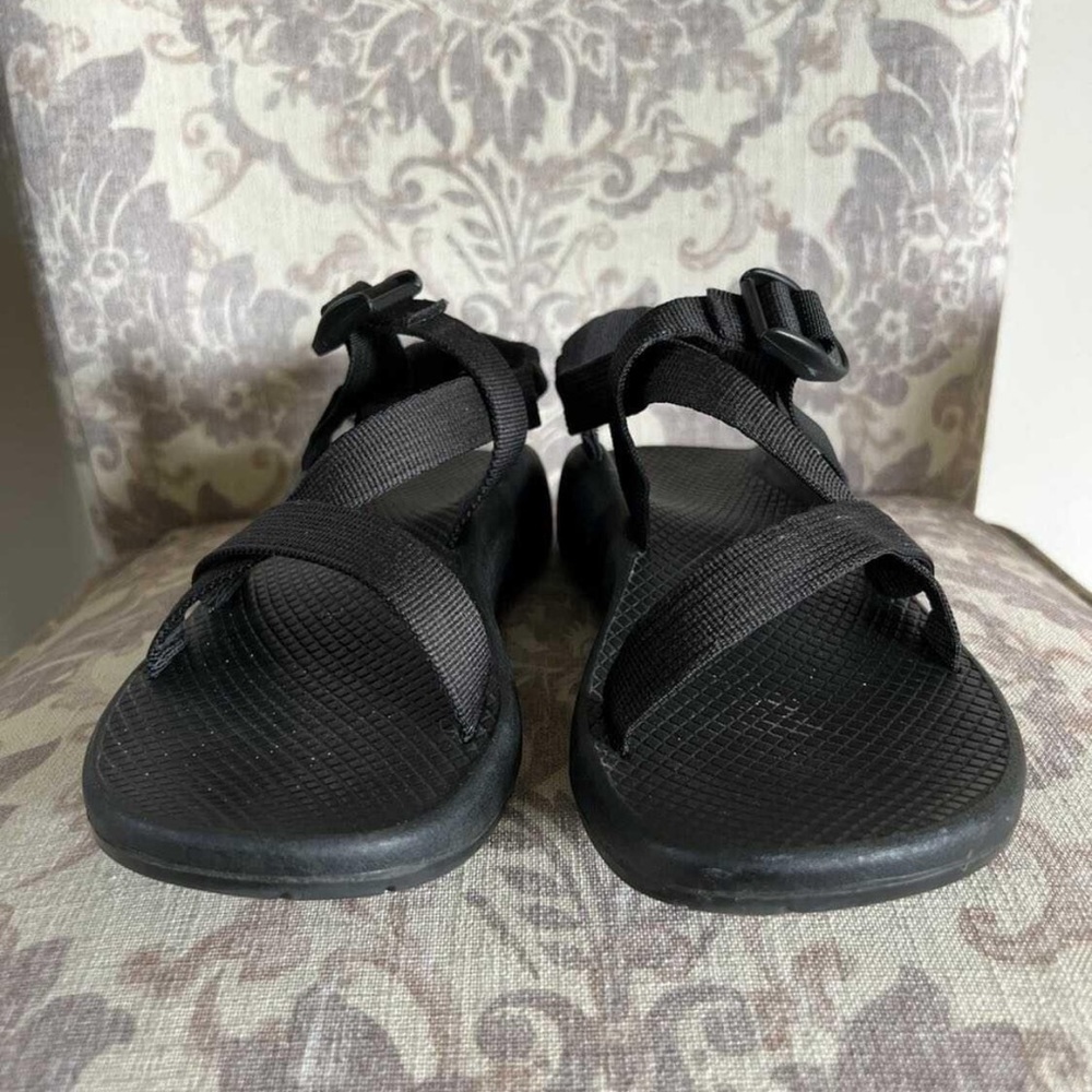 Women’s size 8.  Wore 3 times.  Just not a good fit for my feet. - Picture 3 of 3